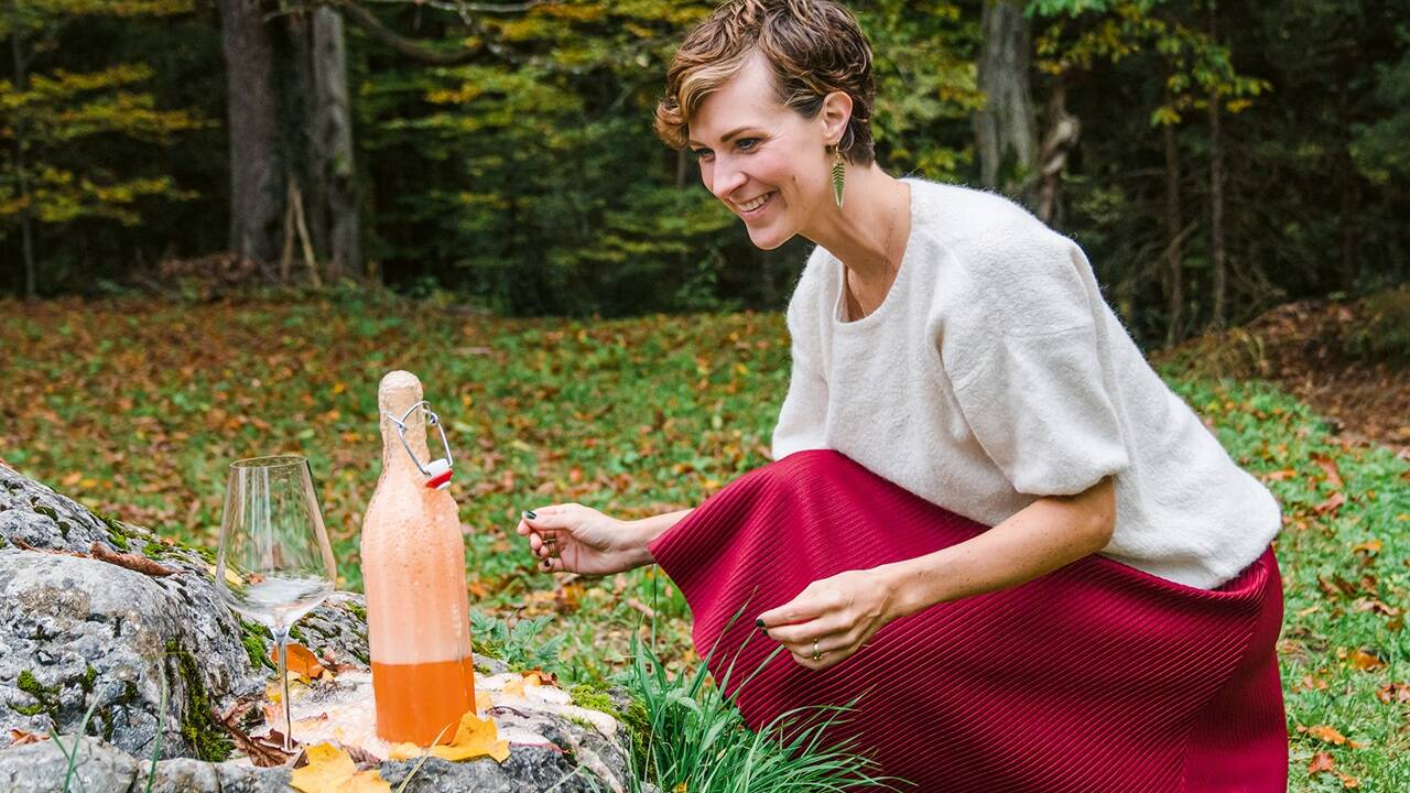 Die „Kräutermadame“ Alexandra Klein hat kürzlich im Servus-Verlag das Buch „Kombucha selbst gemacht“ veröffentlicht.  