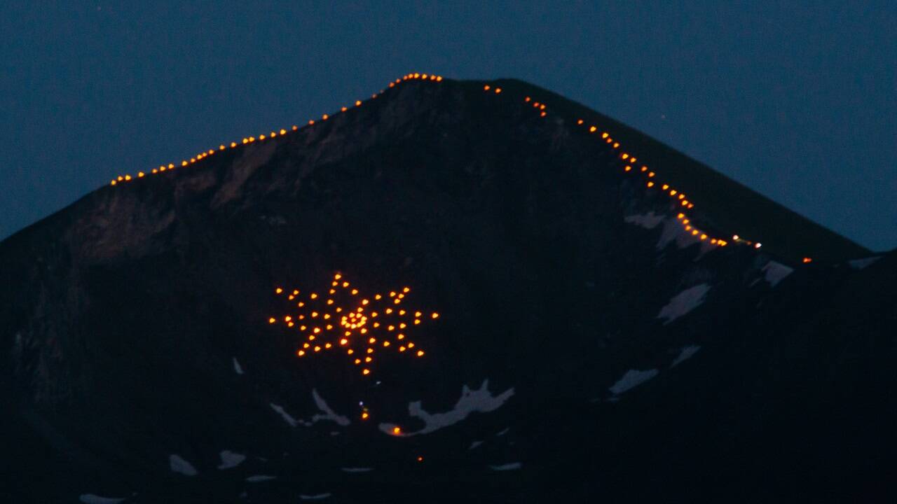 Den Frauenkogel in Großarl ziert zur Sonnenwende ein brennendes Edelweiß. 