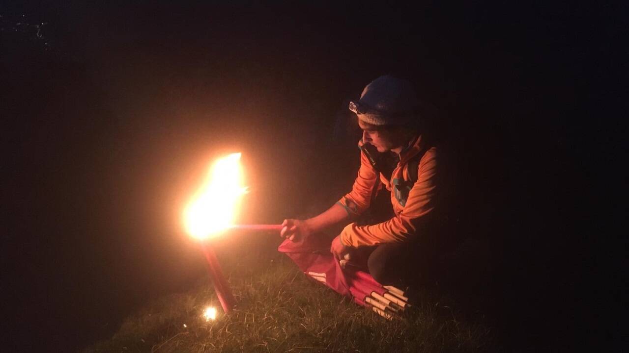 Rund 350 Fackeln werden am Frauenkogel in Großarl angezündet. 