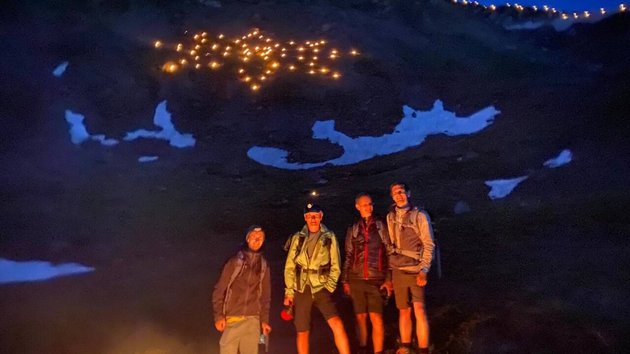 Mitglieder des Alpenvereins Großarl-Hüttschlag am Berg vor ihrem Sonnwendfeuer. 