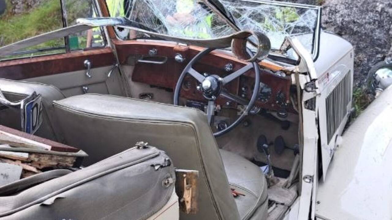 Das Fahrzeug wurde bei dem Unfall schwer beschädigt. 
