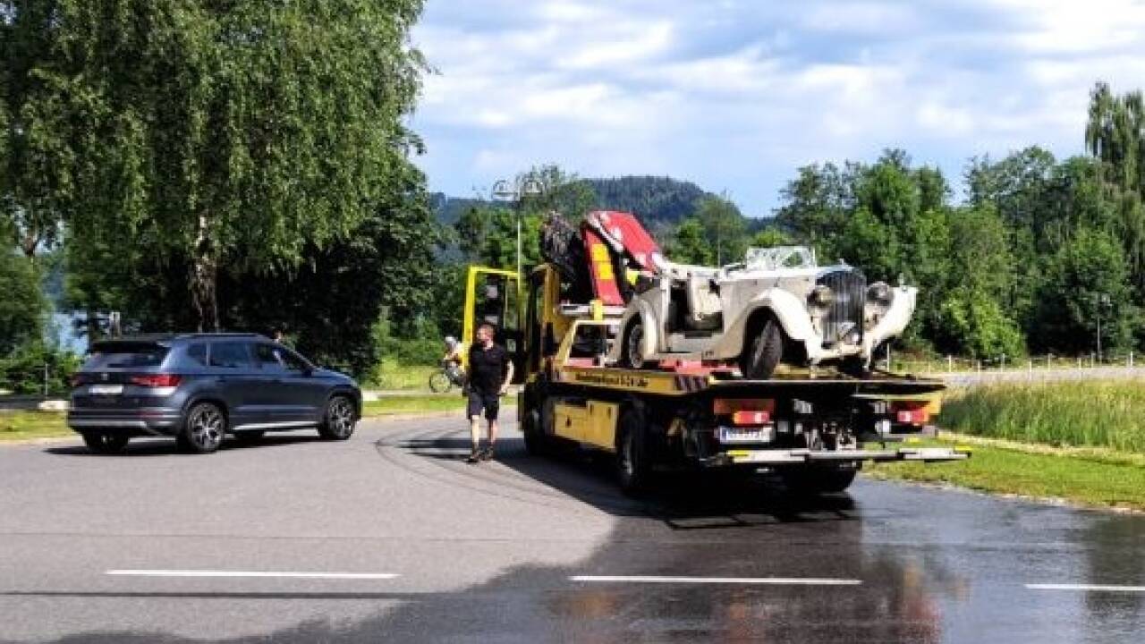 Das beschädigte Fahrzeug wurde mit Unterstützung der Feuerwehr abgeschleppt. 