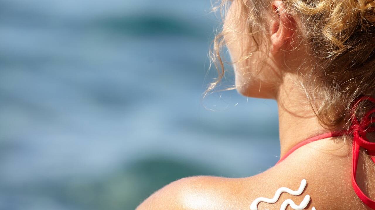 Keinesfalls sollte man abgelaufene Sonnencreme verwenden. Hier ist der Hautschutz nicht mehr gegeben . 