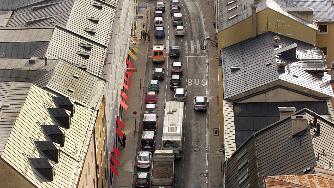 Vorher und nachher: Bis 2015 gab es drei Fahrspuren Richtung Staatsbrücke. Vorher und nachher: Bis 2015 gab es drei Fahrspuren Richtung Staatsbrücke.