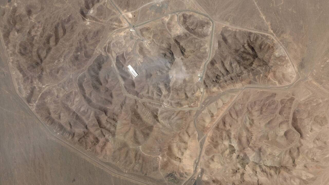 Dieses Satellitenbild zeigt die unterirdische iranische Atomanreicherungsanlage in Fordo nach dem US-Luftangriff. Rechts oberhalb des Gebäudes schlugen die Bomben ein. Den Zustand vor dem Angriff erkennt man am nächsten Bild. Erstellt wurde die Aufnahme von Planet Labs PBC, einem Unternehmen für Erdbeobachtung mit Sitz in den USA. 