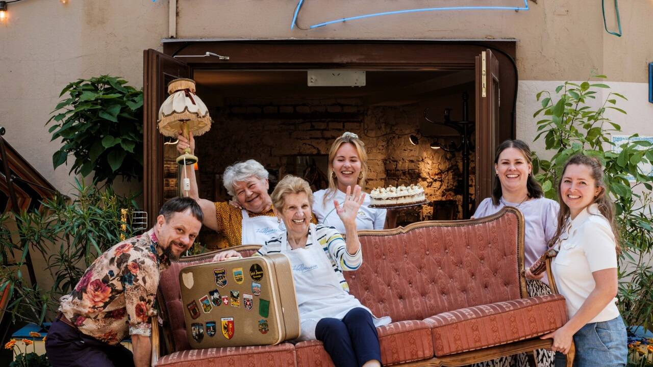 Vom 26. bis 28. Juni zieht das Generationencafé Vollpension als Pop-up in ein ehemaliges Jeans-Geschäft in der Salzburger Altstadt. 