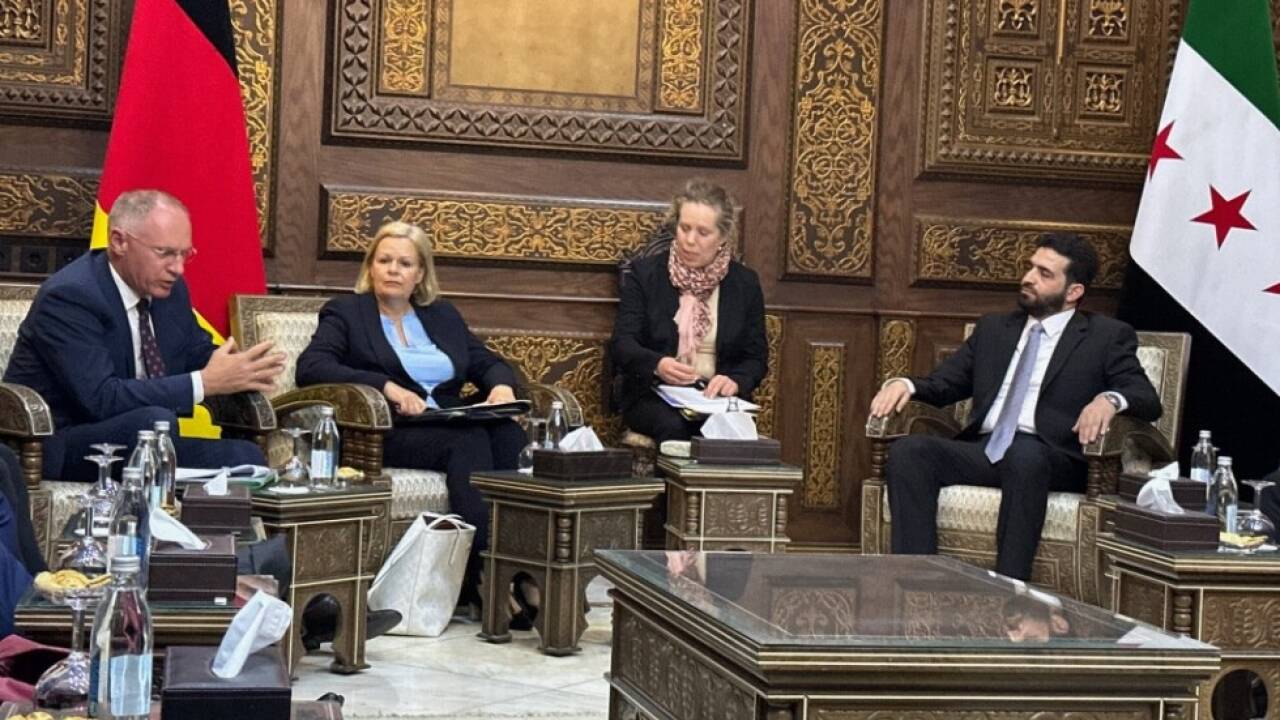 Abschiebungen nach Syrien wieder aufnehmen? Innenminister Gerhard Karner (ÖVP) und die damalige deutsche Innenministerin Nancy Faeser (SPD) besuchten die neuen Machthaber in Syrien erst Ende April, um die Möglichkeiten zu besprechen. Abschiebungen nach Syrien wieder aufnehmen? Innenminister Gerhard Karner (ÖVP) und die damalige deutsche Innenministerin Nancy Faeser (SPD) besuchten die neuen Machthaber in Syrien erst Ende April, um die Möglichkeiten zu besprechen.