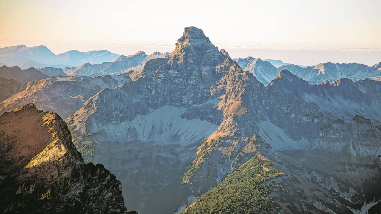 Der Gipfel des Hochvogels an der Grenze zu Tirol droht demnächst auseinanderzubrechen. 