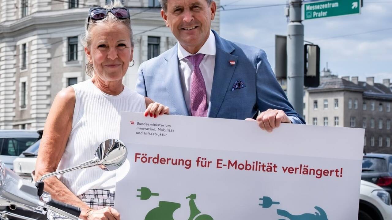 Karin Munk (Arge2Rad) und Verkehrsminister Peter Hanke.  