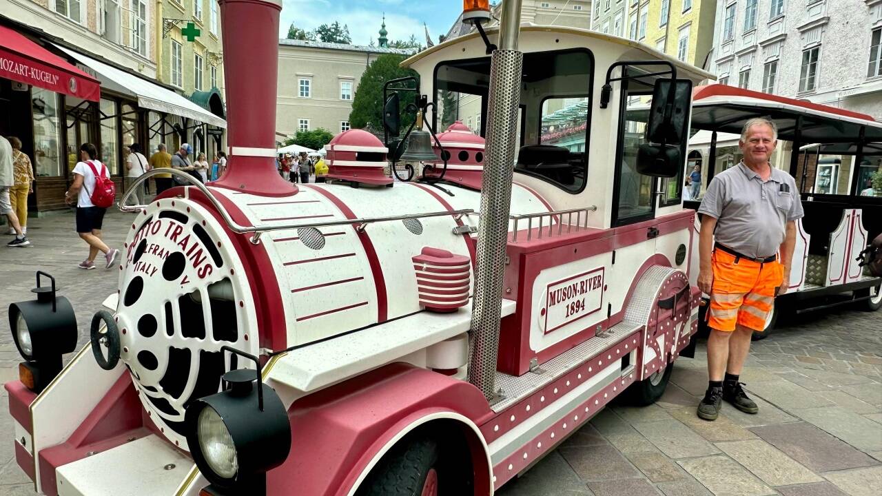 Zwei Bummelzüge werden Besucherinnen und Besucher aus den Stadtteilen Lehen, Maxglan, Aigen, Parsch und dem Bereich der Alpensiedlung in die Innenstadt bringen. Gelenkt werden sie von Mitarbeitern des Bauhofs. Simon Niederkofler lud am Montag schon einmal zu einer kleinen Probefahrt. 