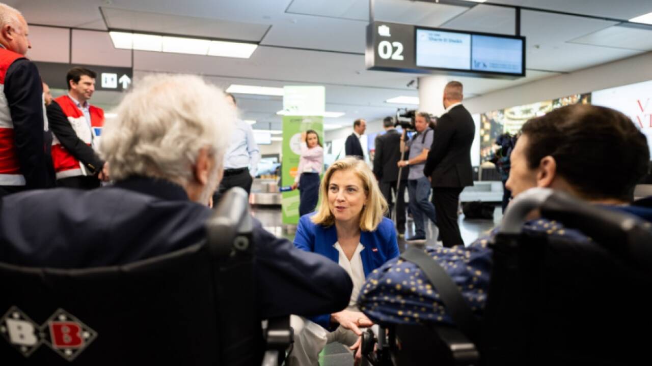 Meinl-Reisinger begrüßte Passagiere Montagfrüh in Wien-Schwechat  Meinl-Reisinger begrüßte Passagiere Montagfrüh in Wien-Schwechat