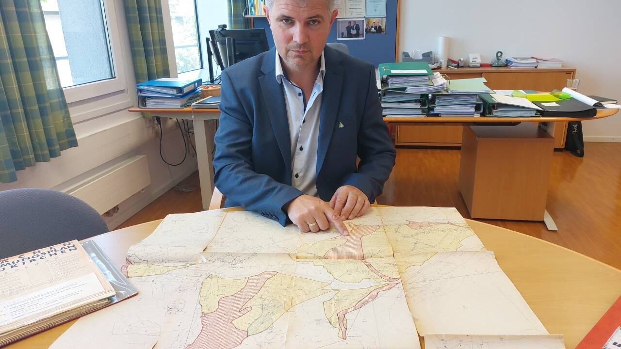 WLV-Landesleiter Gebhard Neumayr mit dem 1975 erstellten, alten Gefahrenzonenplan von Neukirchen. WLV-Landesleiter Gebhard Neumayr mit dem 1975 erstellten, alten Gefahrenzonenplan von Neukirchen.