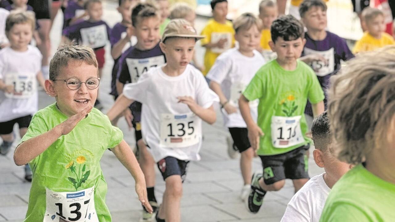 1600 Kids liefen beim Salzkristalllauf durch Hallein. 