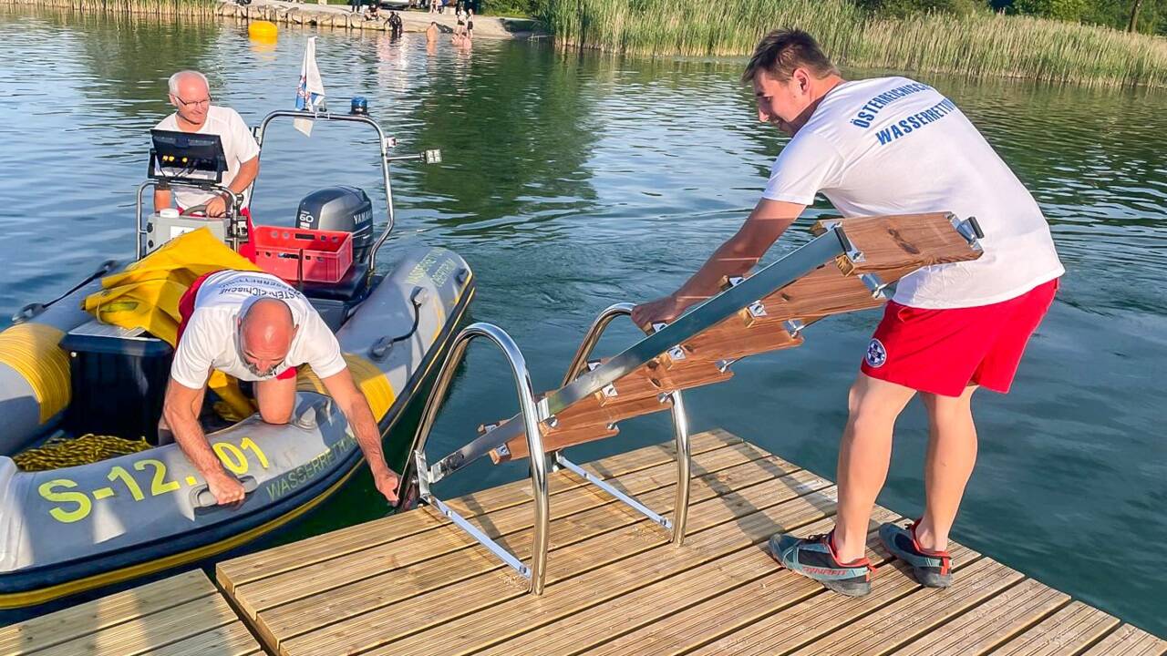Wasserretter bei der Arbeit an der neuen Plattform. 