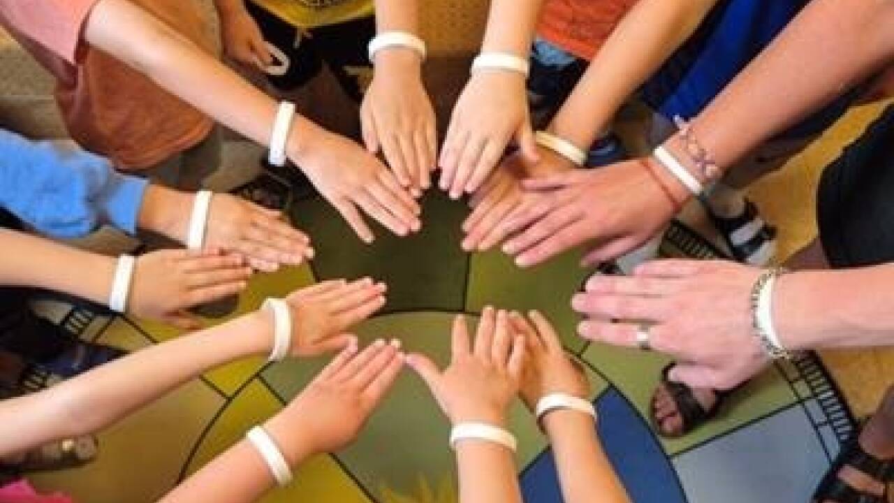 Auch bei abstrakten Problemlagen könne man versuchen, im Alltag Maßnahmen zu setzen, raten die Expertinnen und Experten. Ein Paradebeispiel: Im Sportkindergarten Eder in der Stadt Salzburg wurden weiße Bändchen ausgeteilt, um nach dem Amoklauf in Graz zu signalisieren: „Wir sind gegen Gewalt.“ 