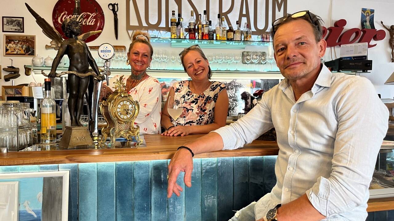„Kunstraum“-Gründer Marco Swadba mit Larissa Frank (li.) und Julia Dobra.  