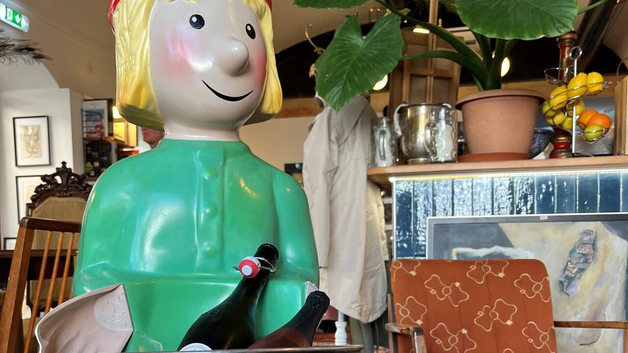 Kellner Pixie rollert mit gekühlten Weinflaschen heran – und ist (leider) unverkäuflich.  