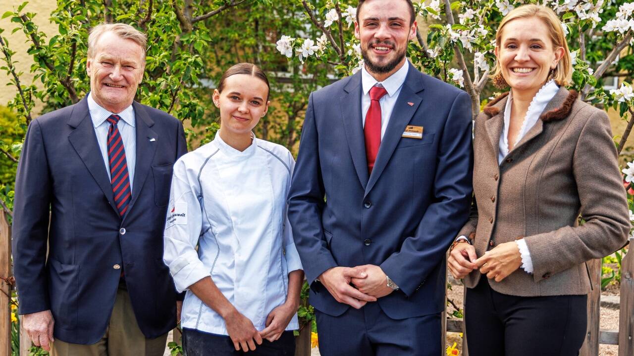 Stehen hinter dem Gala-Abend der Stiegl-Akademie: Stiegl-Eigentümer Heinrich Dieter Kiener, die beiden Lehrlinge Bella-Sophie Ellmauer und Alexander Ferstl sowie Personalleiterin Kerstin Vockner (von links). 