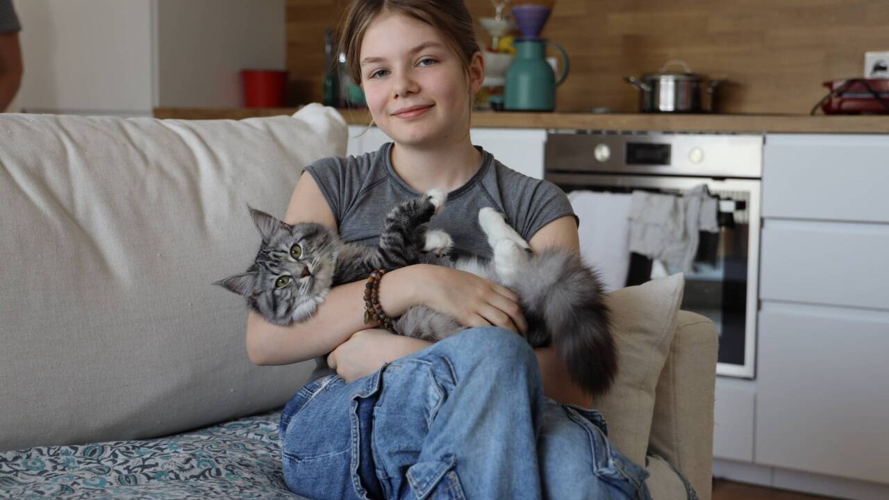 Mira Strobl (12) mit Katze Milou – zu Hause in der Wohnung in Salzburg-Parsch. 