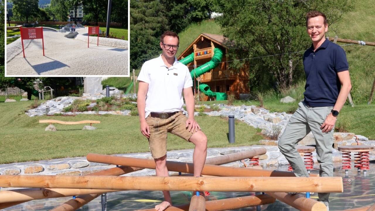 TVB-Obmann Martin Enn und Bgm. Alois Hasenauer auf Balancierelementen beim Wasserbereich, der bis zur Eröffnung noch höher gefüllt wird. Kleines Bild: Eine der zwölf Bahnen beim neuen Adventure Golf fällt mit dem weißen Untergrund besonders auf: Es geht durch Tore mit dem Ski-WM-Logo 2025.  