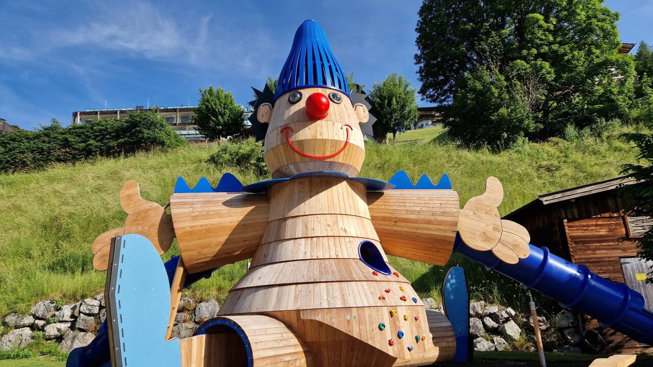 Das von innen und außen erklimmbare Maskottchen Montelino.  