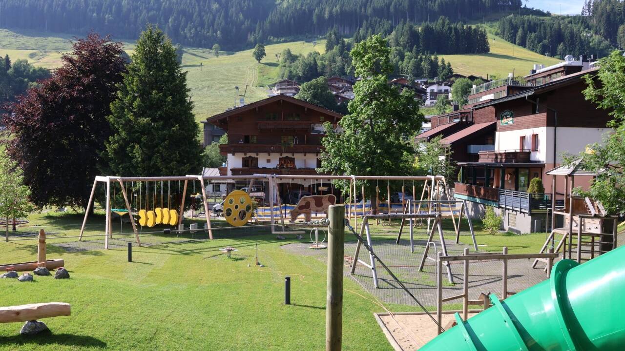 Blick aus der „Erlebnisalm“ auf einen Teil des Spielplatzareals.  