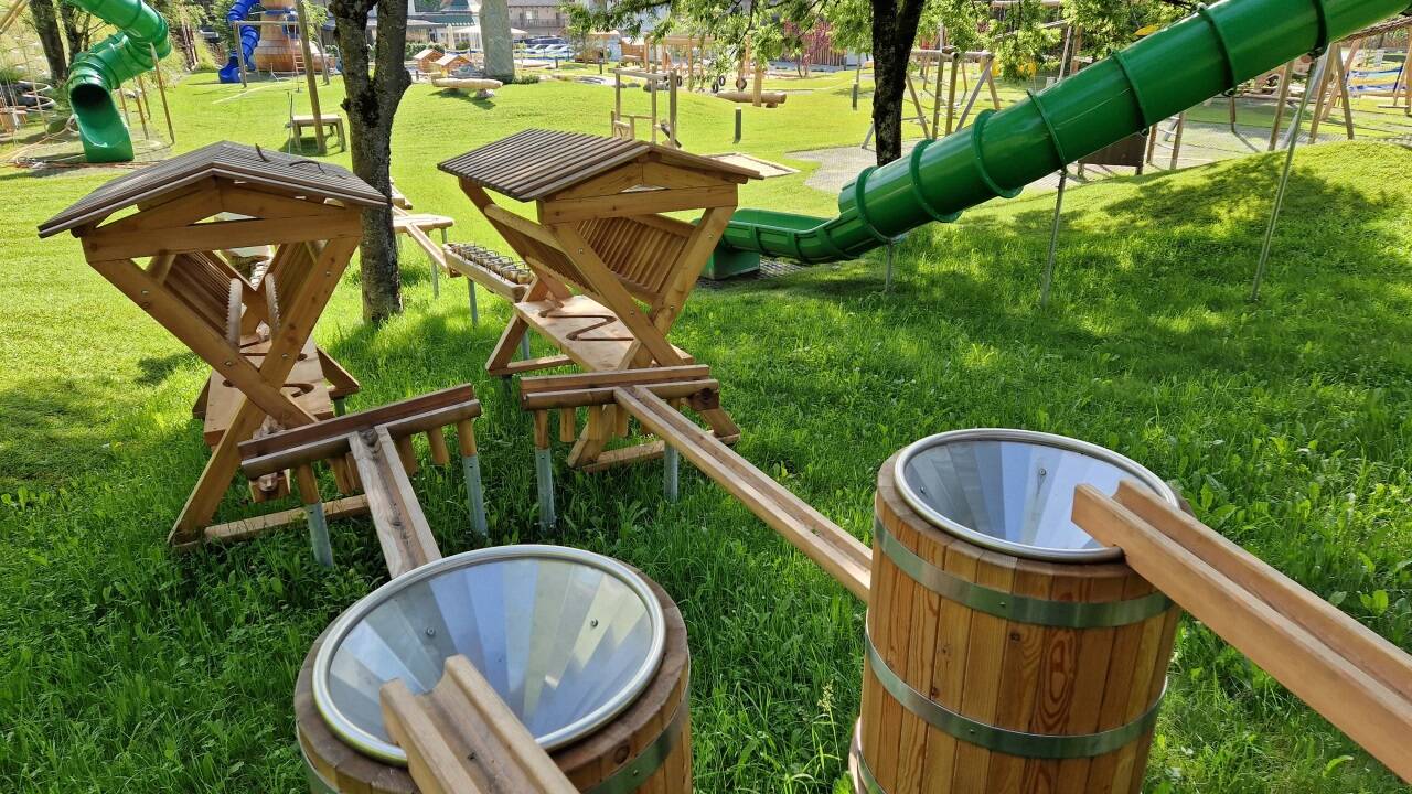 Zwei parallel verlaufende Kugelbahnen laden beim Spielplatzbereich zum Wettrollen ein.  