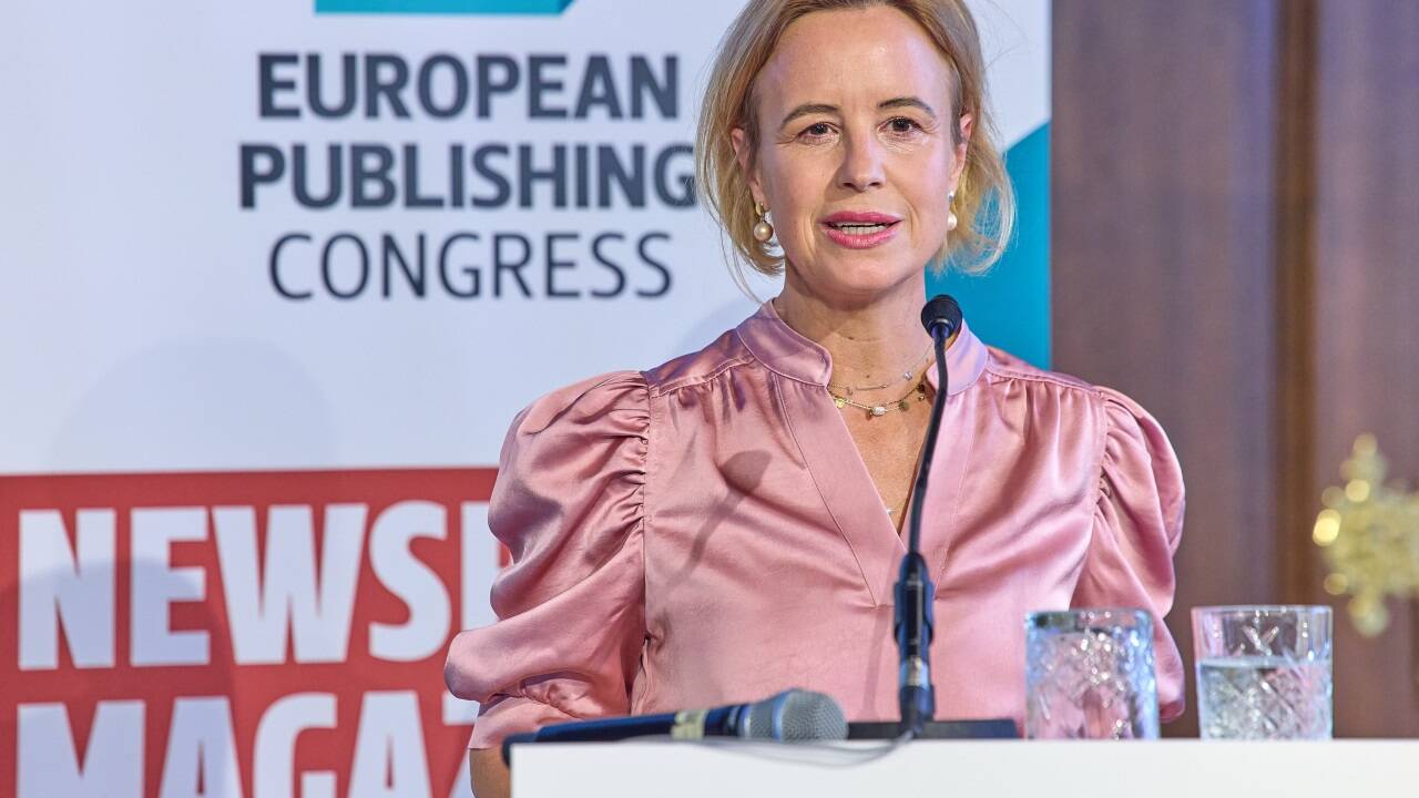 Die deutsche Verlegerin Julia Becker von der Funke-Mediengruppe forderte in ihrer Eröffnungsrede, Kindern und Jugendlichen bis 16 Jahren den Zugang zu Social Media ausnahmslos zu verbieten.  