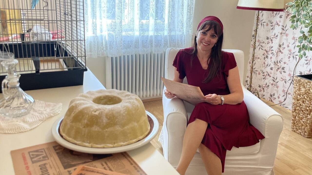 Salzburg im Jahr 1965: Angelika Bammer-Ebner mit Gugelhupf. 