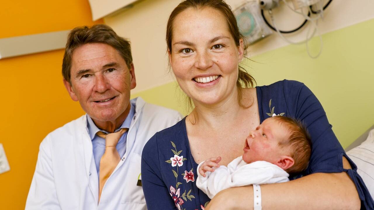 Primar Thorsten Fischer mit Alexandra Schroffner und ihrem neugeborenen Felix, der in Steißlage per natürlicher Geburt zur Welt kam.  
