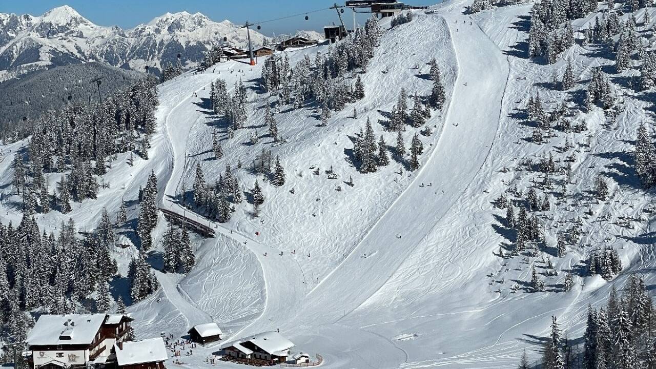 Am Fuß dieses Steilhangs liegt jene Skihütte, gegen die der Bub prallte. 