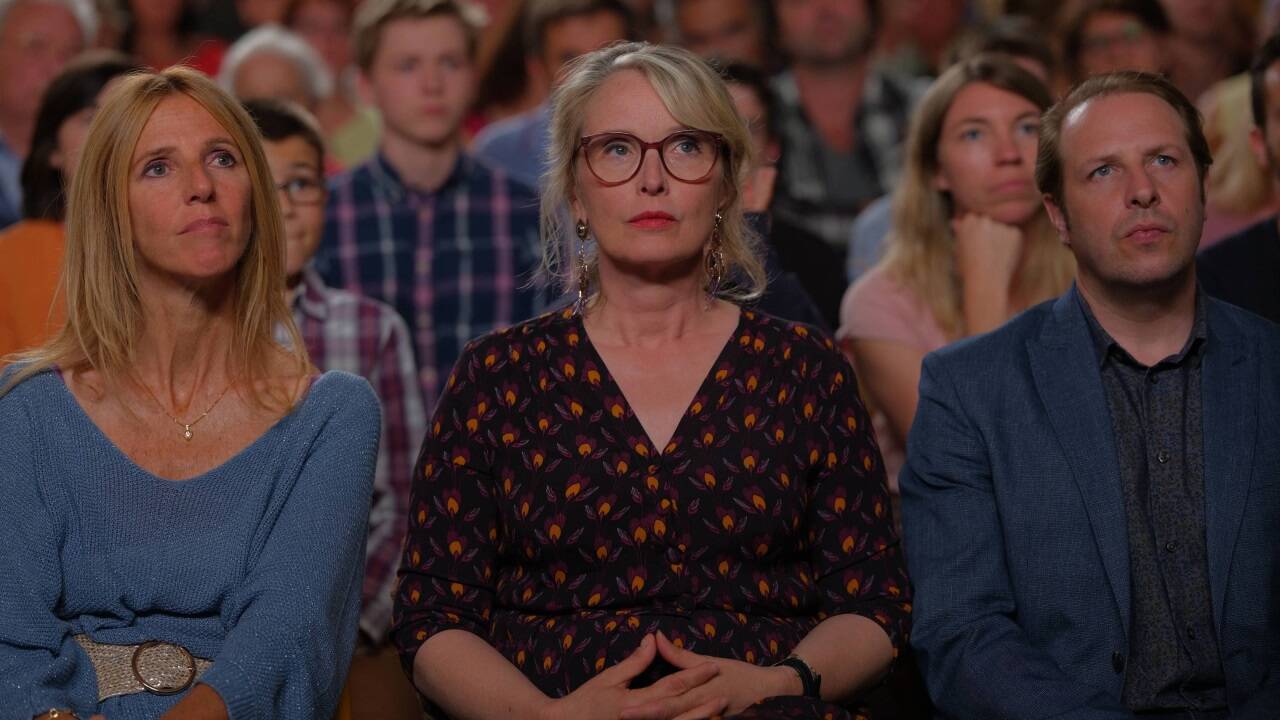 Julie Delpy (Bildmitte) steht in „Die Barbaren“ vor und hinter der Kamera. 