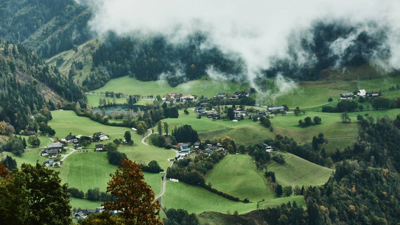 Luftaufnahme von Goldegg-Weng, links im Hintergrund der Böndlsee. 