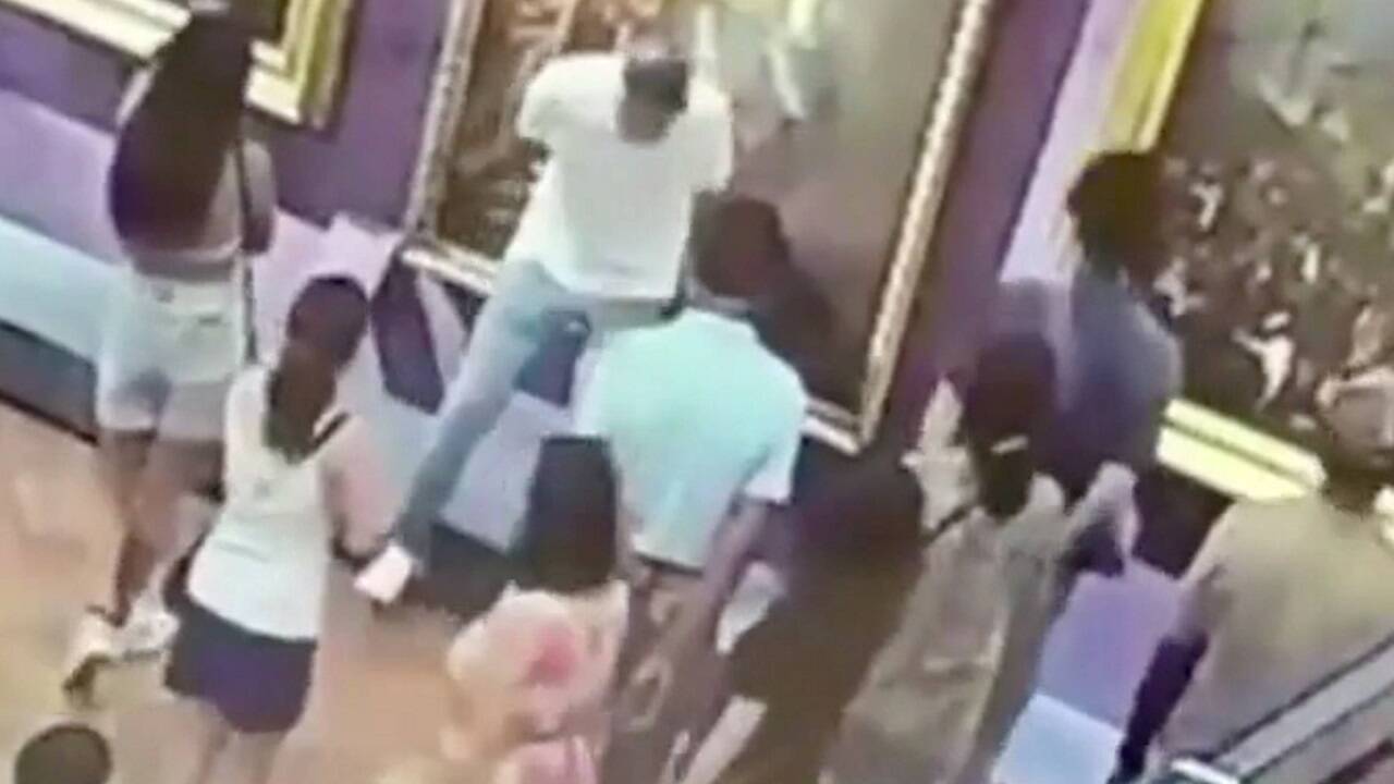 Gestolpert beim Selfie: Ein Tourist stützt sich auf einem Gemälde in den Uffizien ab. Gestolpert beim Selfie: Ein Tourist stützt sich auf einem Gemälde in den Uffizien ab.