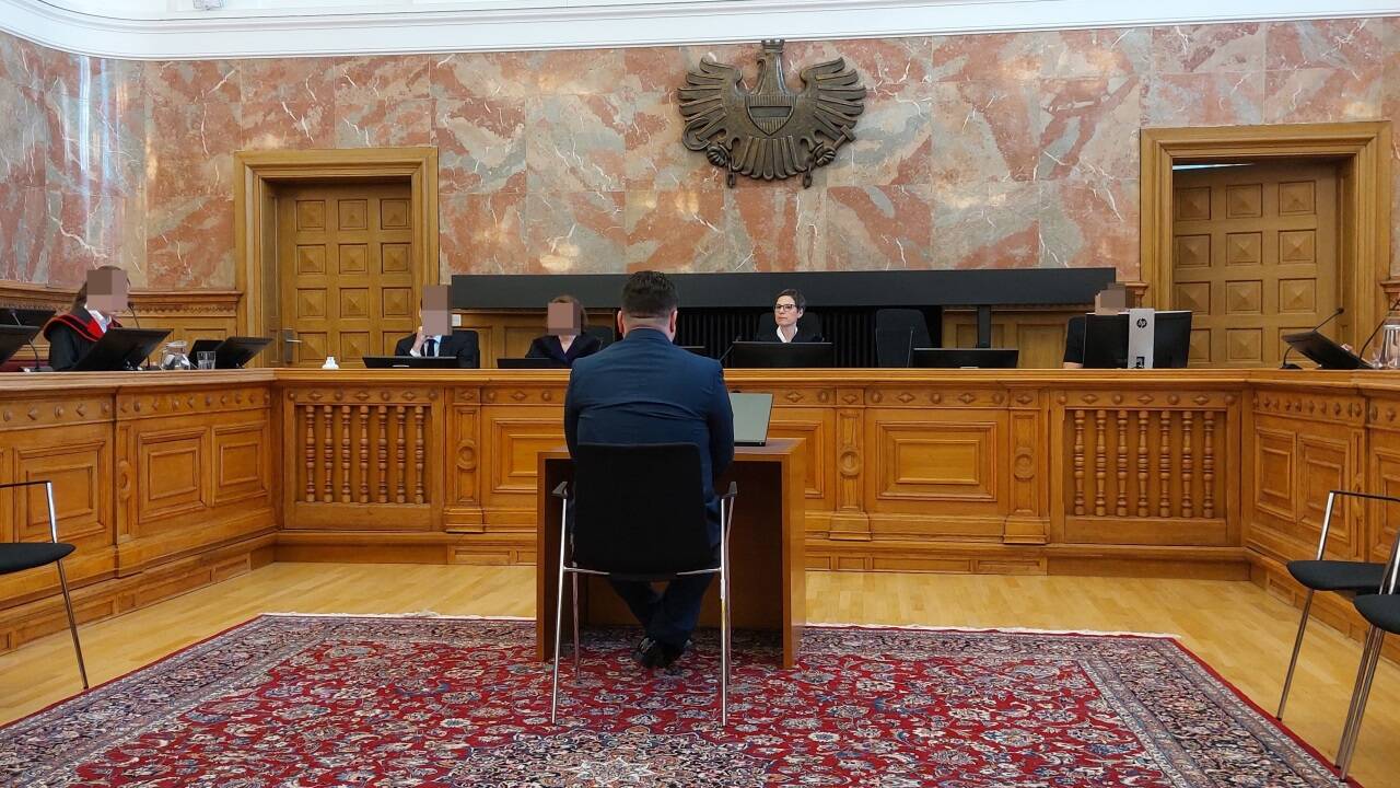 Der 40-Jährige steht am Mittwoch vor einem Geschworenengericht unter der Leitung von Richterin Bettina Maxones-Kurkowski.  Der 40-Jährige steht am Mittwoch vor einem Geschworenengericht unter der Leitung von Richterin Bettina Maxones-Kurkowski.