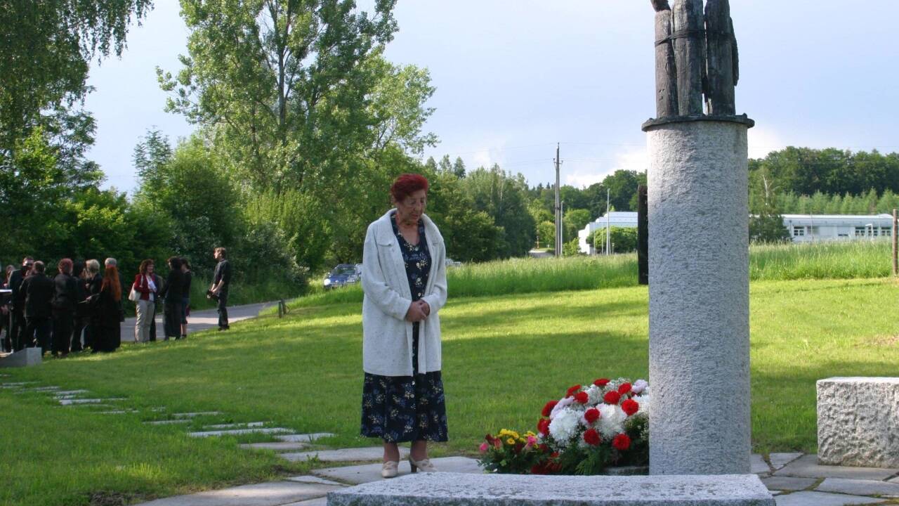 Die Erinnerungsstätte in St. Pantaleon bei einer Gedenkfeier im Jahr 2004.  