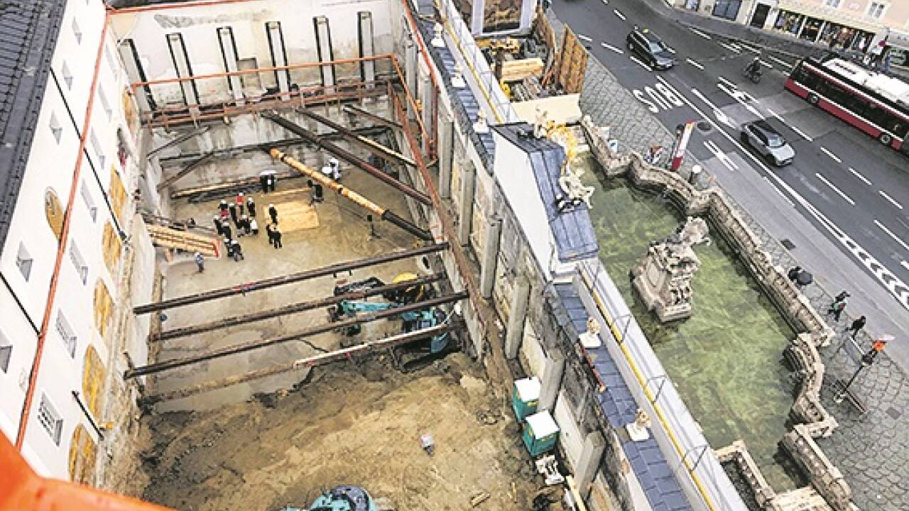 Blick am 9. Mai 2025 auf das Bauloch für das Besucherzentrum der Salzburger Festspiele hinter der Pferdeschwemme.  