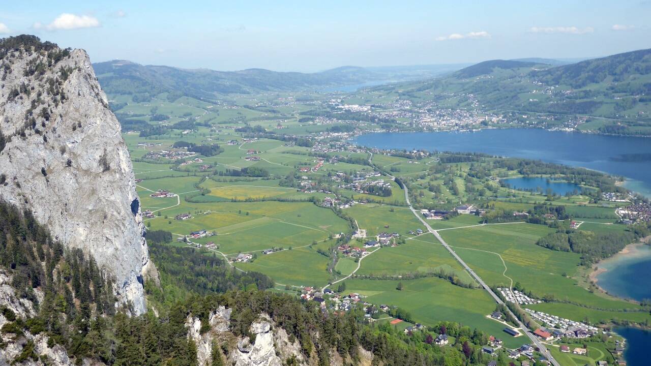 Der Almkogelblick reicht vom Mondsee (Vordergrund) bis zum Irrsee. 
