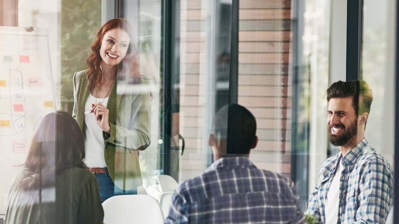In Zeiten zunehmender Meinungsvielfalt und sozialer Abkapselung stellen Britta Albegger und Geza Horvat mit ihrem Buch 'Schwebedialoge' neue Dialogformen vor.  