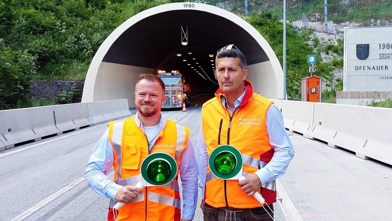Georg Scheriau und Hanspeter Treichl (Projektleiter Asfinag) vor dem Nordportal des Ofenauertunnels. 