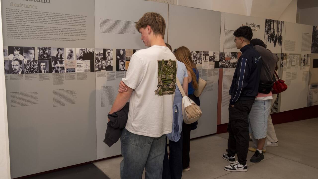 Die Schüler beim Besuch des Dokumentationsarchivs (DÖW) in Wien. 