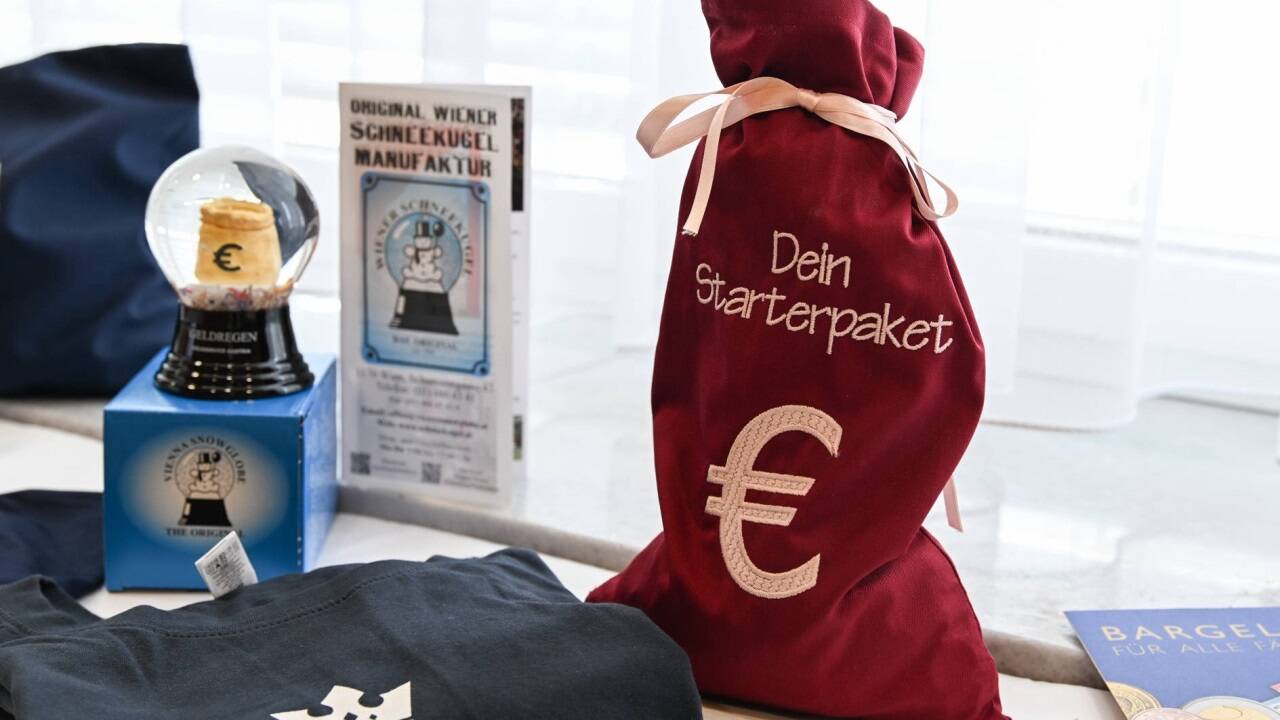 Sprüche wie „Cash is Queen“ stehen auf den Merchandisingartikel. 