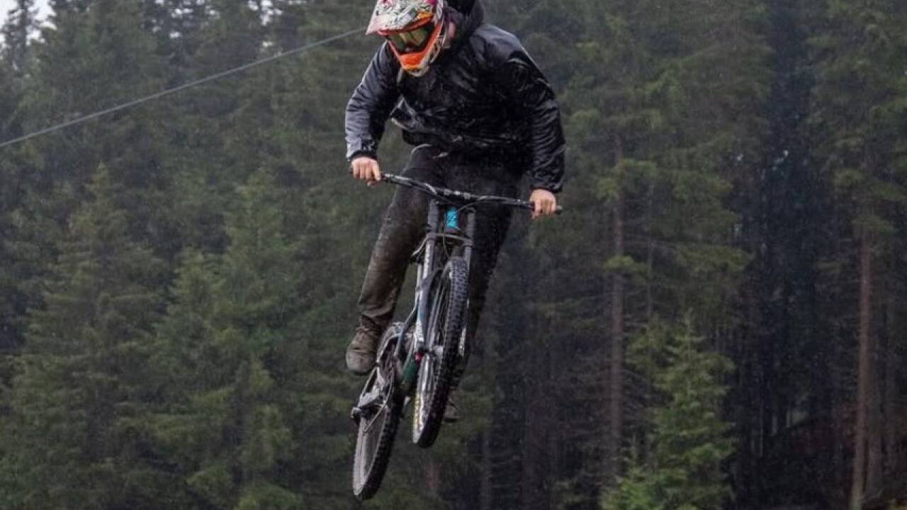 Alexander Simonlehner war einige Jahre professioneller Downhill-Biker. Er kennt den HotShots Trail. 