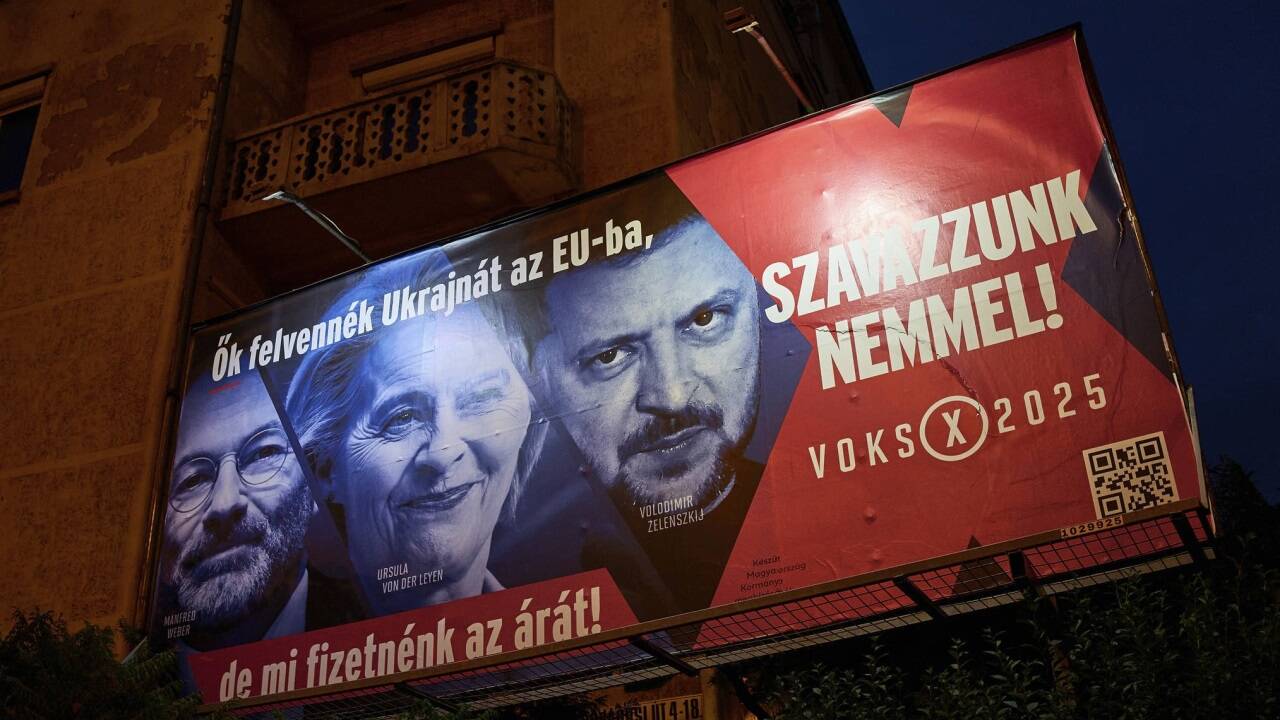 In den vergangenen Wochen trommelte die Regierung eine Kampagne für eine Volksbefragung zum EU-Beitritt der Ukraine. Die Werbeplakate zeigten düstere Schwarz-Weiß-Bilder von Selenskyj, EU-Kommissionspräsidentin Ursula von der Leyen sowie dem Chef der Europäischen Volkspartei, Manfred Weber. 95 Prozent der abgegebenen Stimmen sollen sich gegen die Ukraine in der EU ausgesprochen haben. 