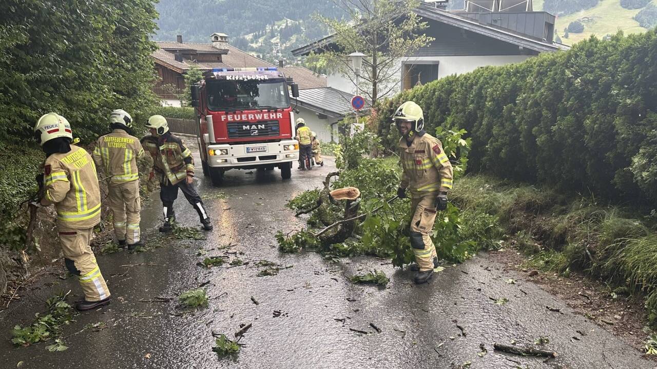 Etwa im Stadtgebiet von Kitzbühel in Tirol wurde die Feuerwehr zu zahlreichen Einsätzen alarmiert. 