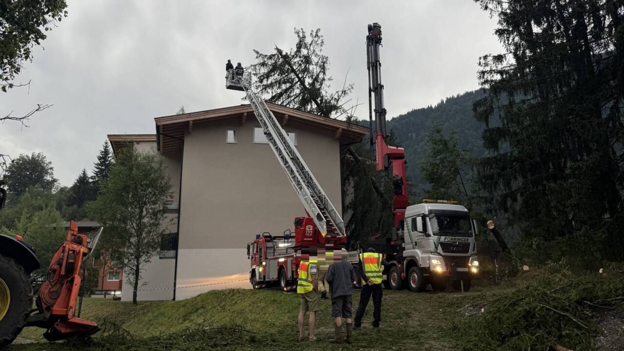 Etwa im Stadtgebiet von Kitzbühel in Tirol wurde die Feuerwehr zu zahlreichen Einsätzen alarmiert. 