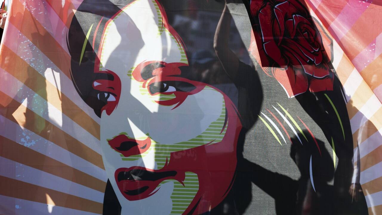 Mahsa Amini starb in Gewahrsam der Sittenpolizei. Ihr Tod löste eine Protestwelle im Iran aus.  Mahsa Amini starb in Gewahrsam der Sittenpolizei. Ihr Tod löste eine Protestwelle im Iran aus.