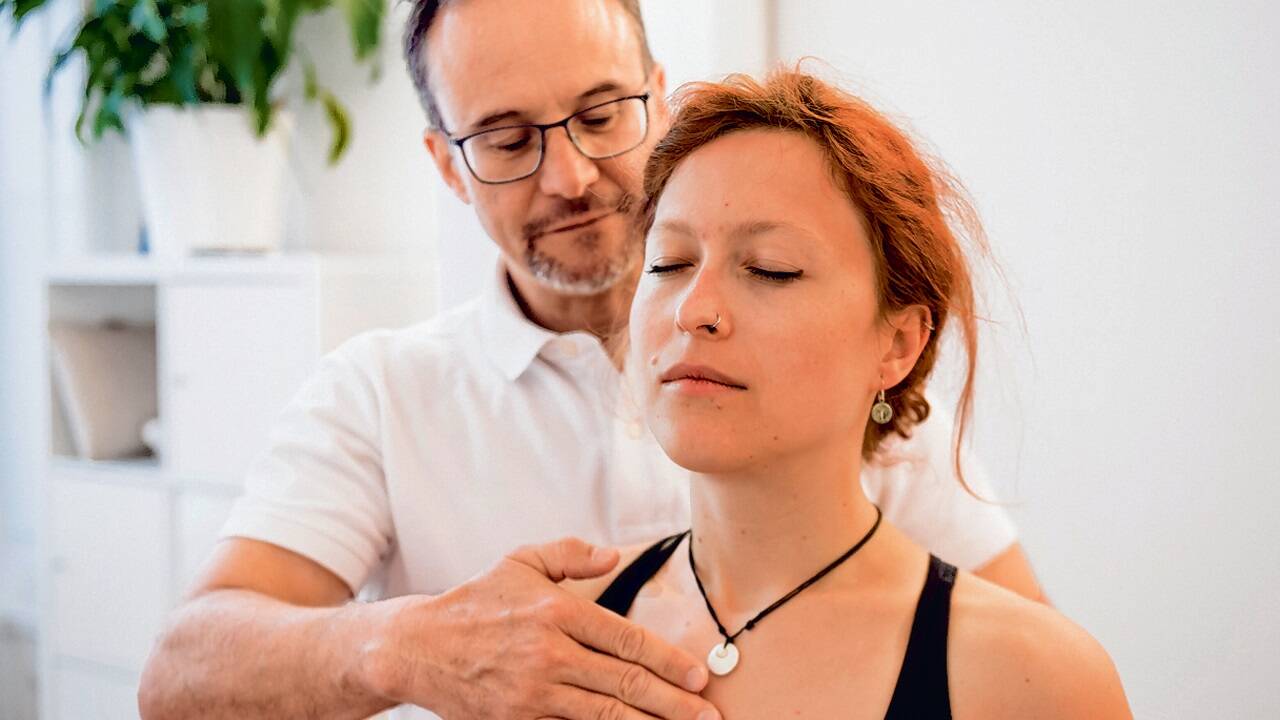 Der Atem- und Physiotherapeut Robert Kriz bei Atemübungen mit seiner Patientin. 