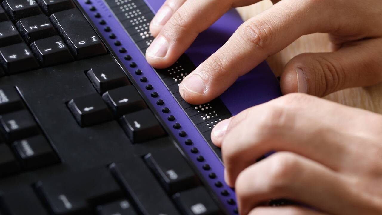 Blinde Menschen stoßen bei digitalen Angeboten immer wieder auf Hindernisse. Blinde Menschen stoßen bei digitalen Angeboten immer wieder auf Hindernisse.