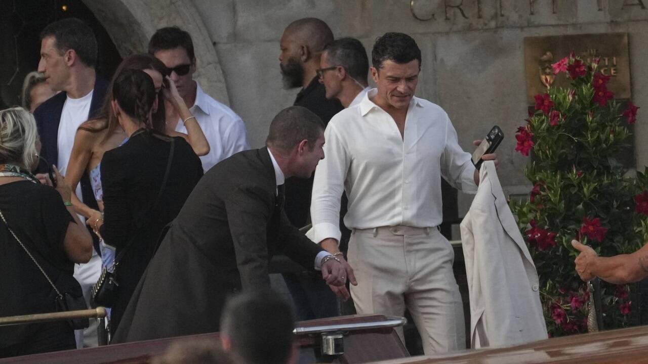 Orlando Bloom verlässt das Hotel, um zur Hochzeit zu gelangen. 